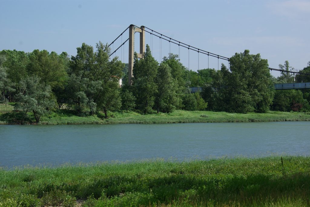 Pont de Vernaison vu depuis les bords du Rhône, parc Bernard Clavel