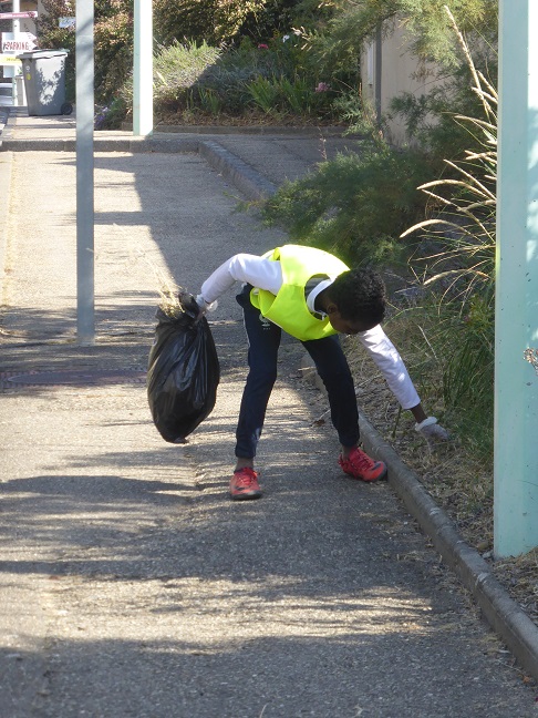 Ramassage de déchets lors du Pasteur Clean-up à Grigny