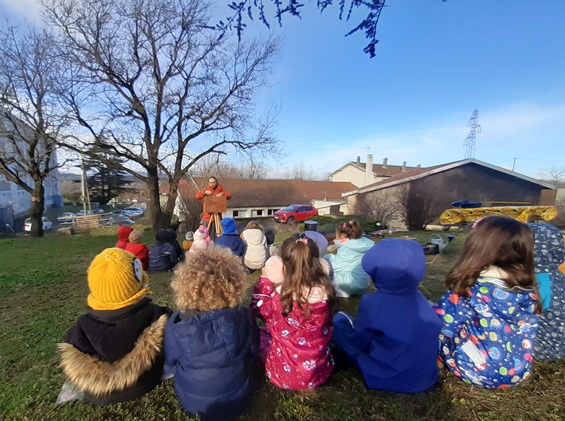 À Ternay, la classe dehors se réchauffe autour du feu
